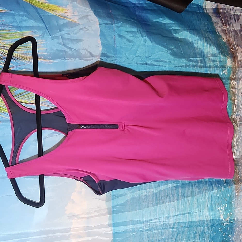 🆕️ size 38 Ruby Ribbon zip front sport tank
